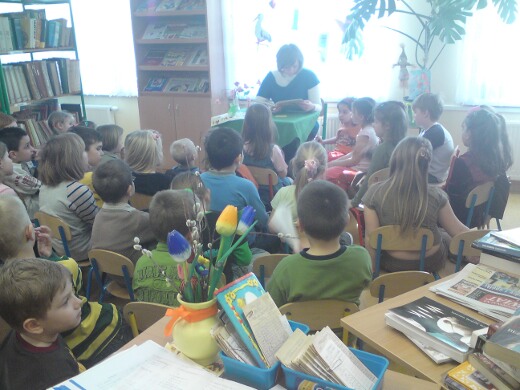 Pani Magda czyta dzieciom o zagubionej godzinie