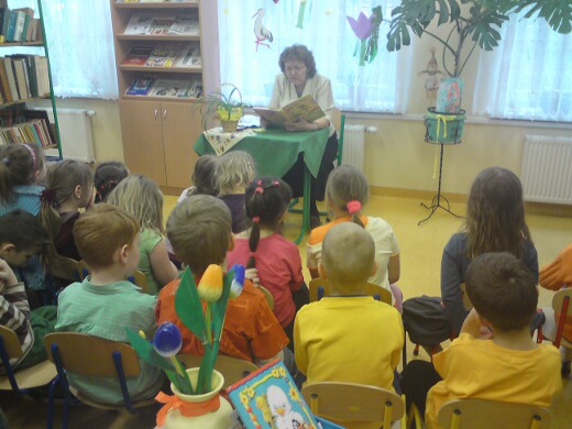 Pani Irena czyta dzieciom o jaskółkach