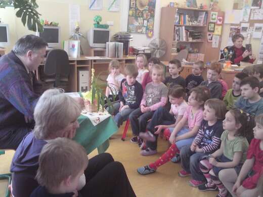 Pan Waldemar czyta dzieciom o bocianach